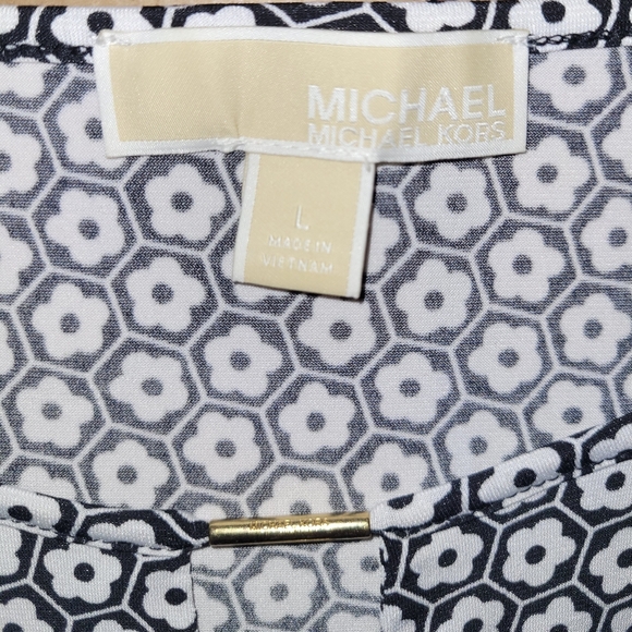 Michael Kors Brand, Size L, Blue With White Flowers Short Sleeve Blouse. - Picture 4 of 5